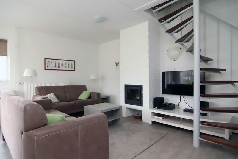 Gezellige woonkamer van Vakantiehuis D 730 in De Cocksdorp, Texel met moderne inrichting en comfortabele zithoek.