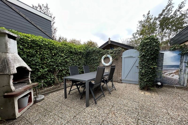 Geniet van het terras van Vakantiehuis A 209 in De Cocksdorp, Texel. Ontspannen buitenruimte omringd door natuur op de Waddeneilanden.