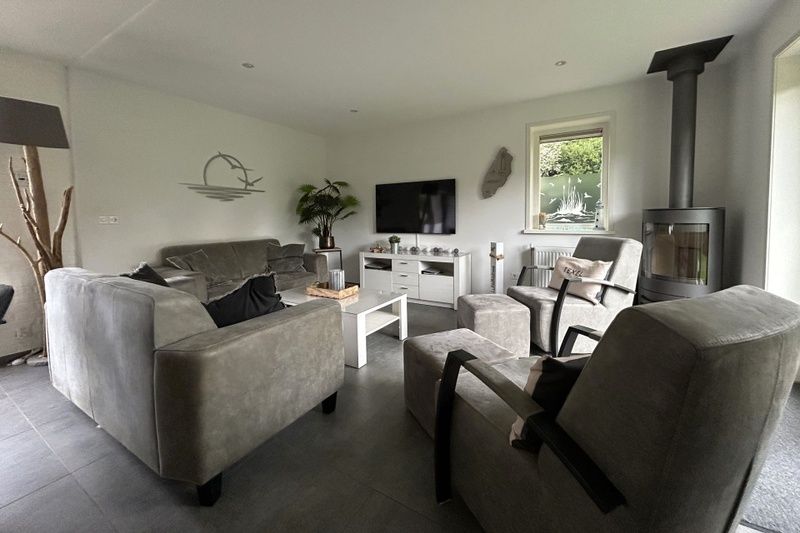 Stijlvolle woonkamer van Vakantiehuis A 209 in De Cocksdorp, Texel met comfortabele zithoek en moderne inrichting voor een ontspannen verblijf.