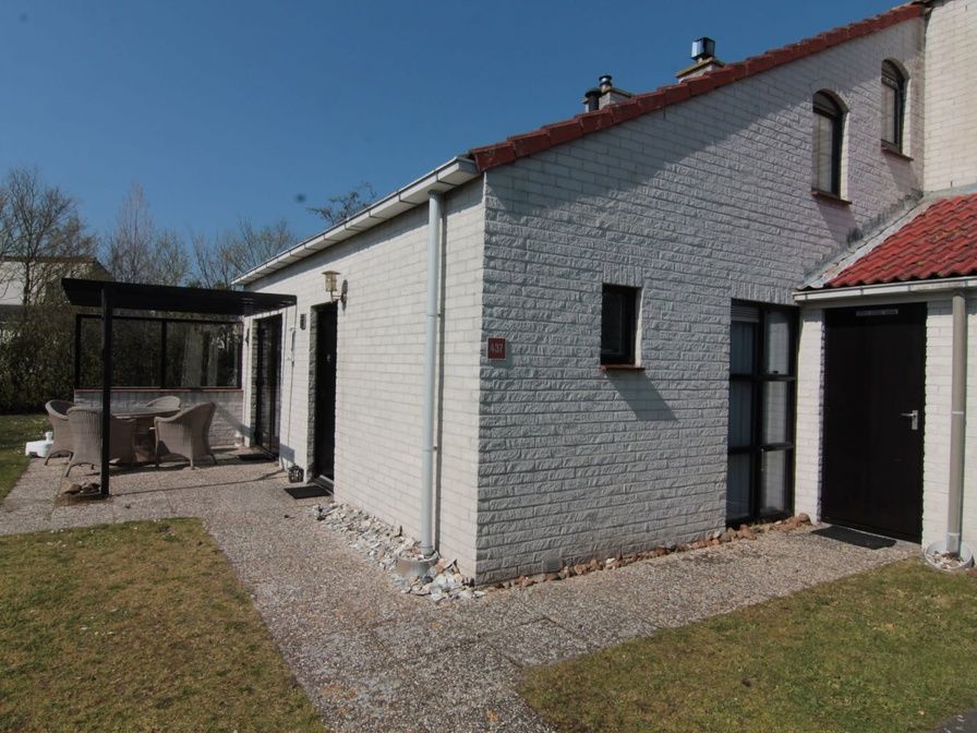 Vakantiehuis D 437 in De Cocksdorp, Texel biedt een zonnig terras met comfortabele zitgelegenheid voor een ontspannen verblijf op de Waddeneilanden.