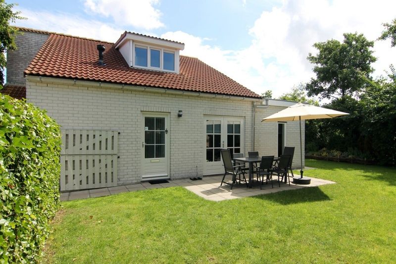 Geniessen Sie den sonnigen Garten und die Terrasse des Ferienhauses D 618 in De Cocksdorp, Texel, ideal fuer einen entspannten Aufenthalt auf den Watteninseln.