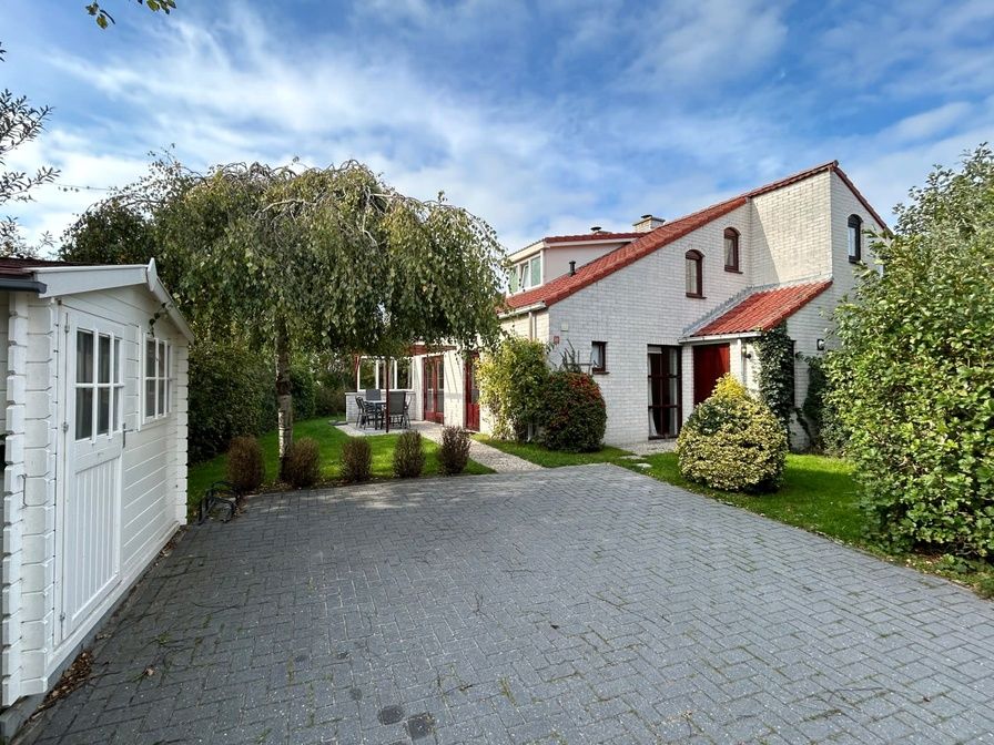 Vakantiehuis D 531 in De Cocksdorp, Texel biedt een charmant terras en groene omgeving voor een ontspannen verblijf op de Waddeneilanden.