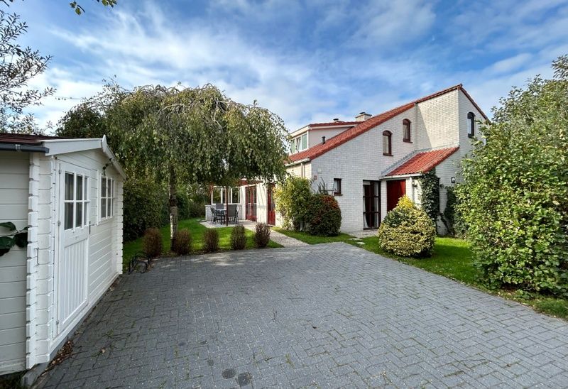 Vakantiehuis D 531 in De Cocksdorp, Texel, biedt een charmante buitenruimte met terras en groene omgeving op de Waddeneilanden.