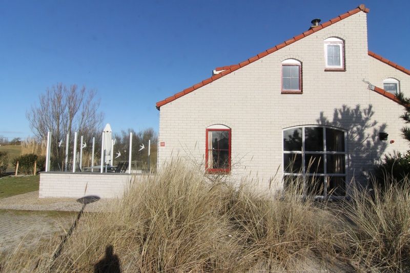 Vakantiehuis D 481 in De Cocksdorp, Texel, biedt een charmant terras en uitzicht op de natuurlijke omgeving van de Waddeneilanden.
