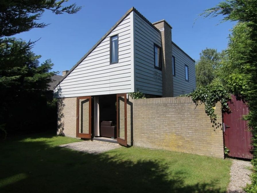 Vakantiehuis A 383 in De Cocksdorp, Texel met zonnige tuin en open terras, ideaal voor ontspanning op de Waddeneilanden.