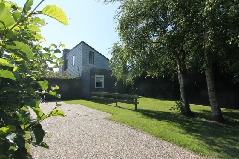 Vakantiehuis A 383 in De Cocksdorp, Texel biedt een serene omgeving met groene tuin en zonnig terras, ideaal voor ontspanning op de Waddeneilanden.