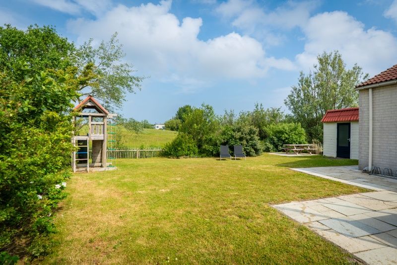 Ruime tuin van Vakantiehuis D 473 in De Cocksdorp, Texel. Geniet van het groene uitzicht en ontspannen sfeer op de Waddeneilanden.