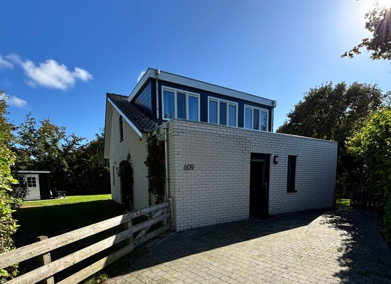 Vakantiehuis F 609 in De Cocksdorp, Texel, met moderne architectuur en omgeven door natuur, ideaal voor een ontspannen verblijf op de Waddeneilanden.