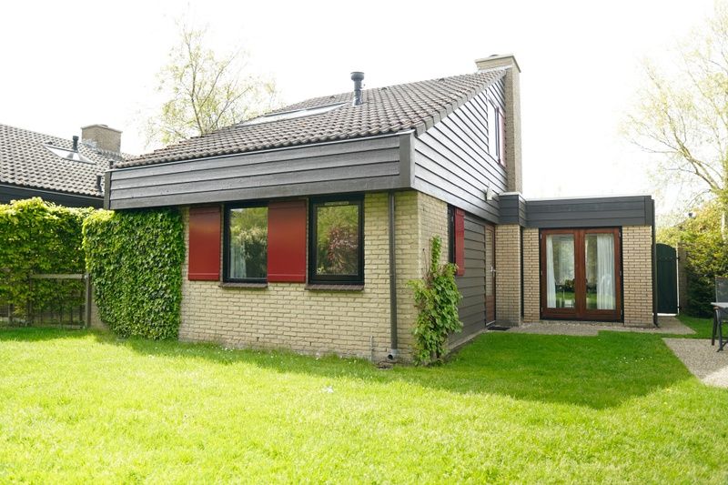 Vakantiehuis B 261 in De Cocksdorp, Texel biedt een charmante buitenkant met groene tuin en natuurlijke omgeving op de Waddeneilanden.