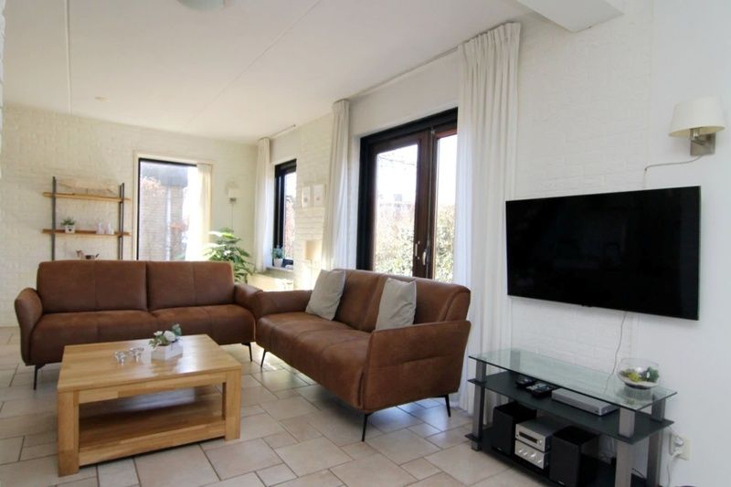 Gezellige woonkamer van Vakantiehuis B 261 in De Cocksdorp, Texel. Comfortabele zithoek met veel lichtinval en uitzicht op de tuin.