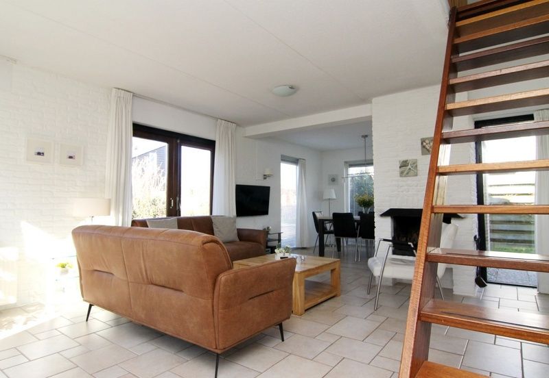 Gezellige woonkamer van Vakantiehuis B 261 in De Cocksdorp, Texel. Geniet van comfortabele zitruimte en moderne inrichting op de Waddeneilanden.