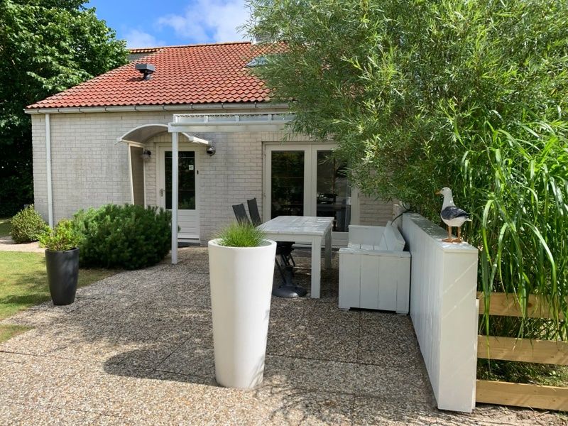 Geniet van de zonnige tuin van Vakantiehuis D 585, een charmant vakantiehuis in De Cocksdorp op Texel, Waddeneilanden.
