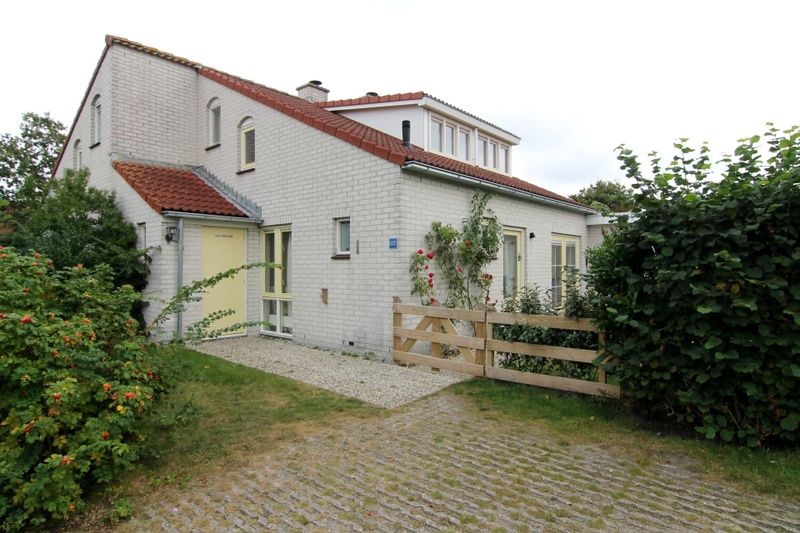 Vakantiehuis D 622 in De Cocksdorp, Texel, biedt een charmant verblijf met omheinde tuin en uitnodigend terras, ideaal voor een ontspannen vakantie.