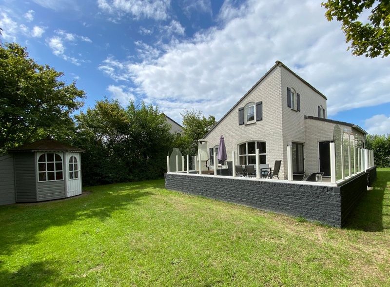 Vakantiehuis E 417 in De Cocksdorp op Texel biedt een ruim terras en groene tuin, ideaal voor een ontspannen verblijf op de Waddeneilanden.