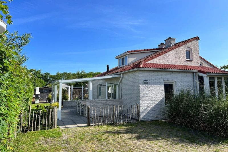 Vakantiehuis D 728 in De Cocksdorp op Texel biedt een charmant terras en serene omgeving voor een ontspannen verblijf op de Waddeneilanden.