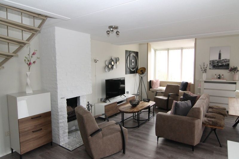 Gezellige woonkamer van Vakantiehuis D 728 in De Cocksdorp, Texel, met comfortabele zithoek en moderne inrichting op de Waddeneilanden.