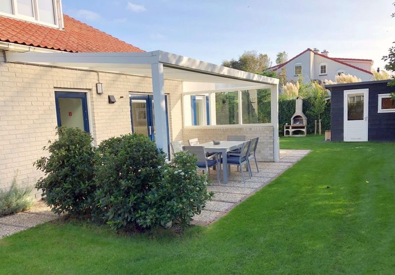 Entspannen Sie sich auf der Terrasse des Ferienhauses D 748 in De Cocksdorp, Texel. Geniessen Sie den ruhigen Garten und den modernen Aussenbereich auf den Watteninseln.