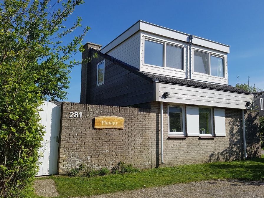 Vakantiehuis B 281 in De Cocksdorp, Texel biedt een charmant verblijf met moderne architectuur in een rustige omgeving op de Waddeneilanden.