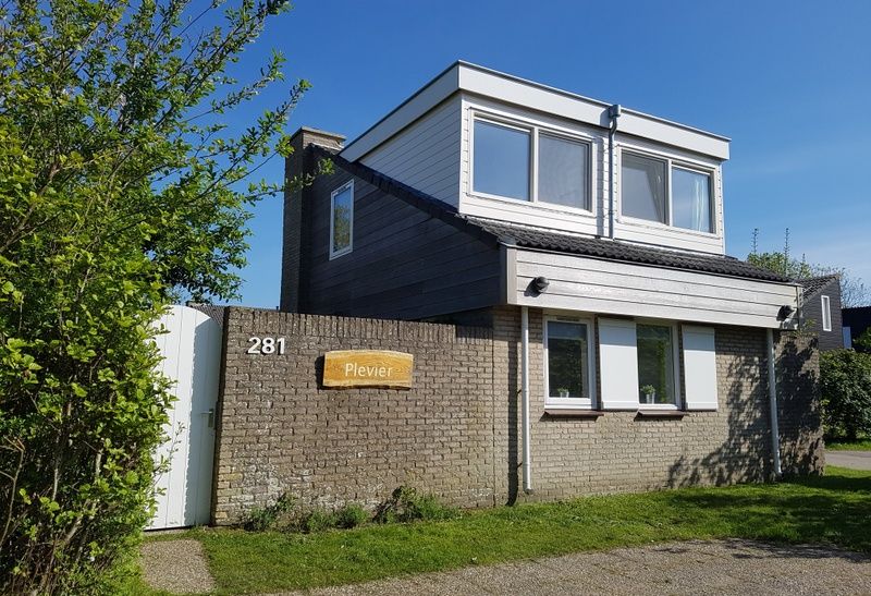 Vakantiehuis B 281 in De Cocksdorp, Texel, biedt een charmant verblijf op de Waddeneilanden met een zonnige buitenkant en groene omgeving.