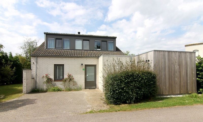 Ferienhaus F 767 in De Cocksdorp, Texel mit moderner Architektur und gruener Umgebung auf den Watteninseln.