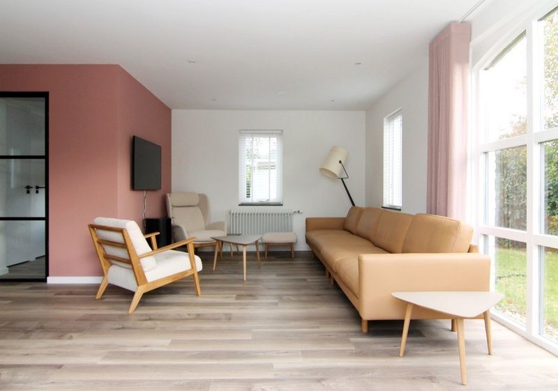 Stilvolles Wohnzimmer im Ferienhaus F 767, De Cocksdorp, Texel mit moderner Einrichtung und geraeumiger Sitzecke zum Entspannen.