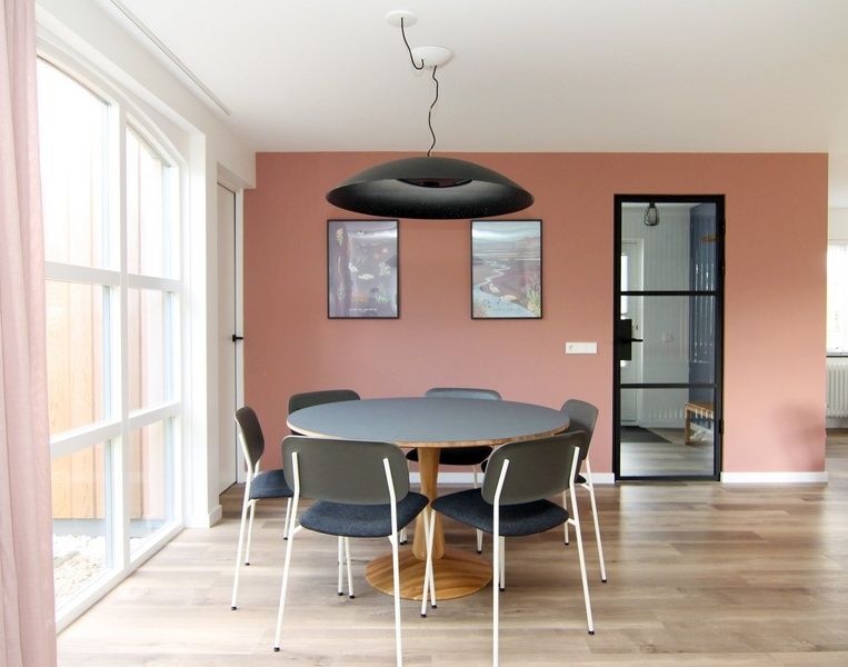 Stilvolles Esszimmer im Ferienhaus F 767, De Cocksdorp, Texel, mit modernem Mobiliar und viel Tageslicht.