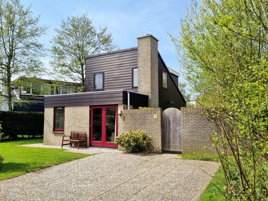Vakantiehuis B 387 in De Cocksdorp, Texel, biedt een charmant verblijf met een zonnig terras en omringende natuur op de Waddeneilanden.