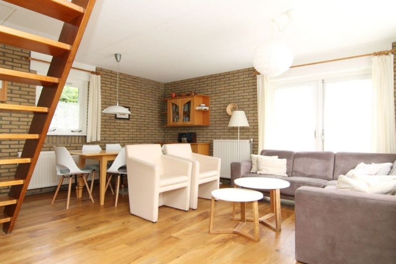 Gezellige woonkamer van Vakantiehuis C 321 in De Cocksdorp, Texel, met comfortabele zithoek en eethoek voor een ontspannen verblijf.