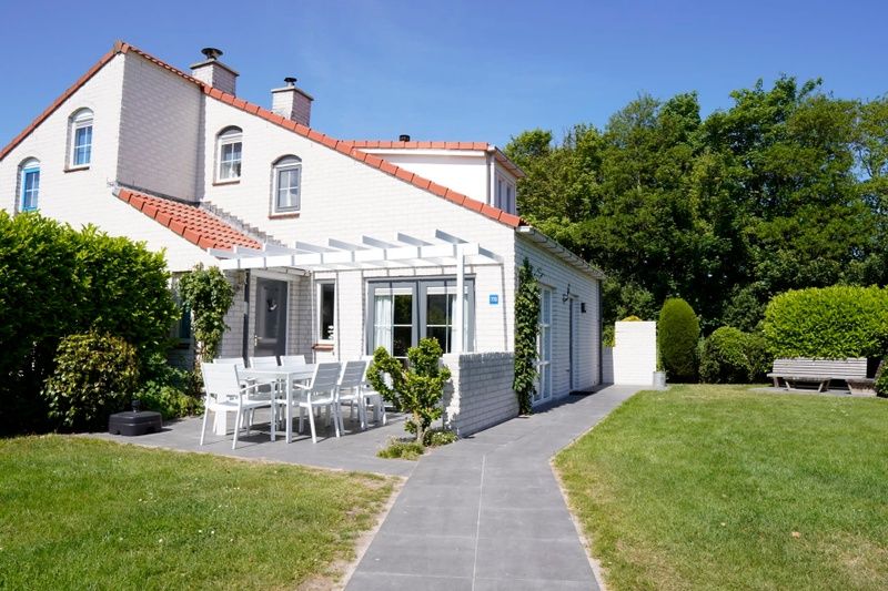 Vakantiehuis D 770 in De Cocksdorp, Texel met zonnig terras en groene tuin, perfect voor een ontspannen verblijf op de Waddeneilanden.