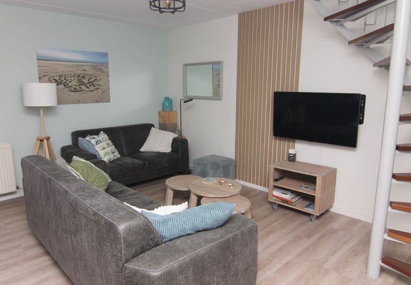 Gezellige woonkamer van Vakantiehuis D 770 in De Cocksdorp, Texel met comfortabele banken en moderne inrichting.