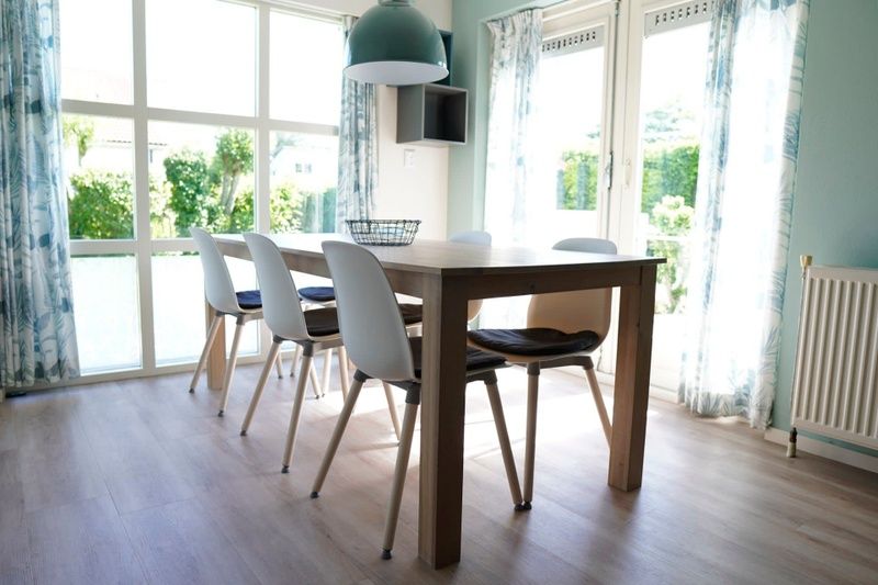 Lichte eetkamer in Vakantiehuis D 770, De Cocksdorp, Texel. Geniet van het uitzicht op de tuin door de grote ramen van deze vakantiewoning.