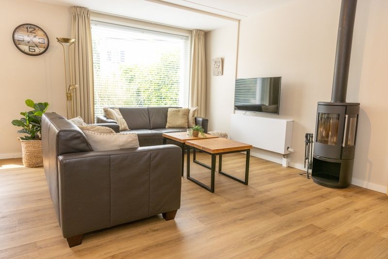 Gezellige woonkamer van Vakantiehuis D 427 in De Cocksdorp, Texel, met moderne inrichting en comfortabele zithoek.