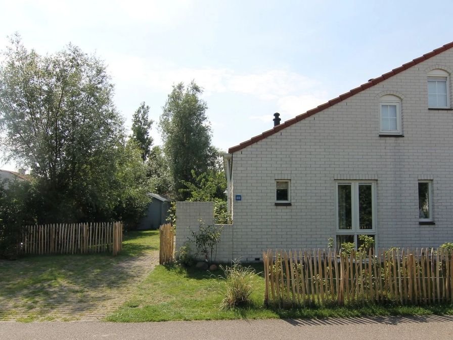 Vakantiehuis D 610 in De Cocksdorp op Texel, Waddeneilanden, met een charmante tuin en omgeven door groene natuur.