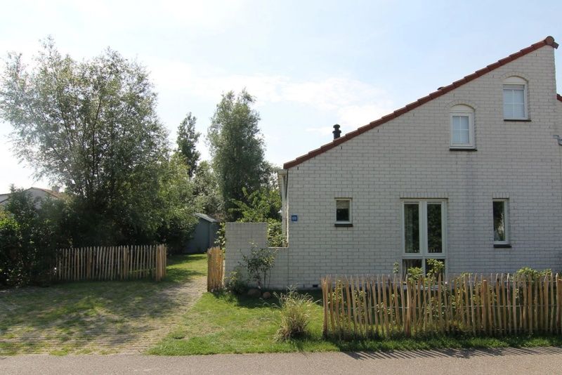 Vakantiehuis D 610 in De Cocksdorp, Texel, biedt een charmante buitenruimte met een omheinde tuin en groene omgeving op de Waddeneilanden.