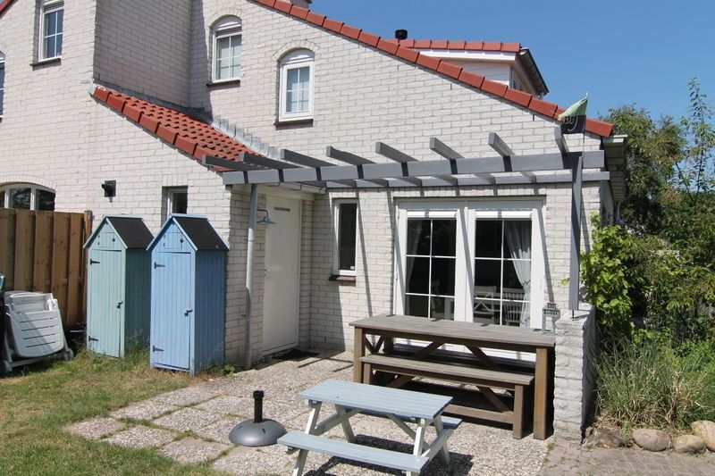 Geniet van de zon op het terras van Vakantiehuis D 610 in De Cocksdorp, Texel. Perfecte plek voor ontspanning op de Waddeneilanden.