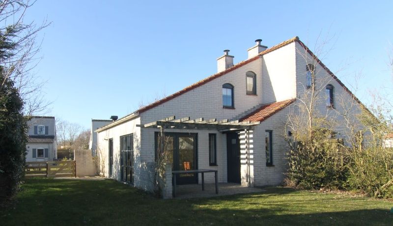 Das Ferienhaus D640 in De Cocksdorp, Texel, bietet eine charmante Unterkunft im Freien mit einer Terrasse und gruener Umgebung auf den Watteninseln.