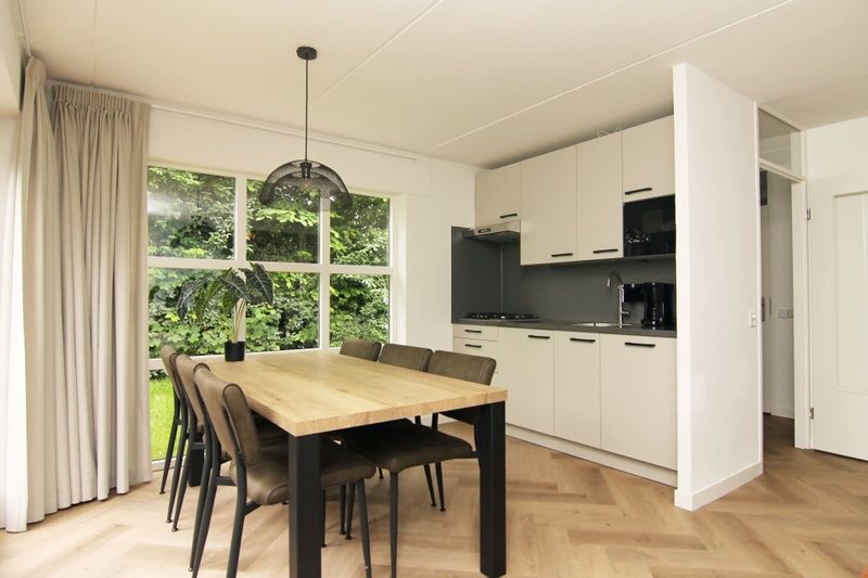 Moderne Kueche und Essbereich im Ferienhaus D640, De Cocksdorp, Texel. Perfektes Ferienhaus fuer einen erholsamen Aufenthalt auf den Waddeninseln.