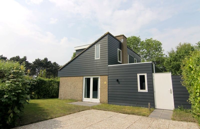 Vakantiehuis A 351 in De Cocksdorp, Texel biedt een modern exterieur met ruime tuin, ideaal voor een ontspannen verblijf op de Waddeneilanden.