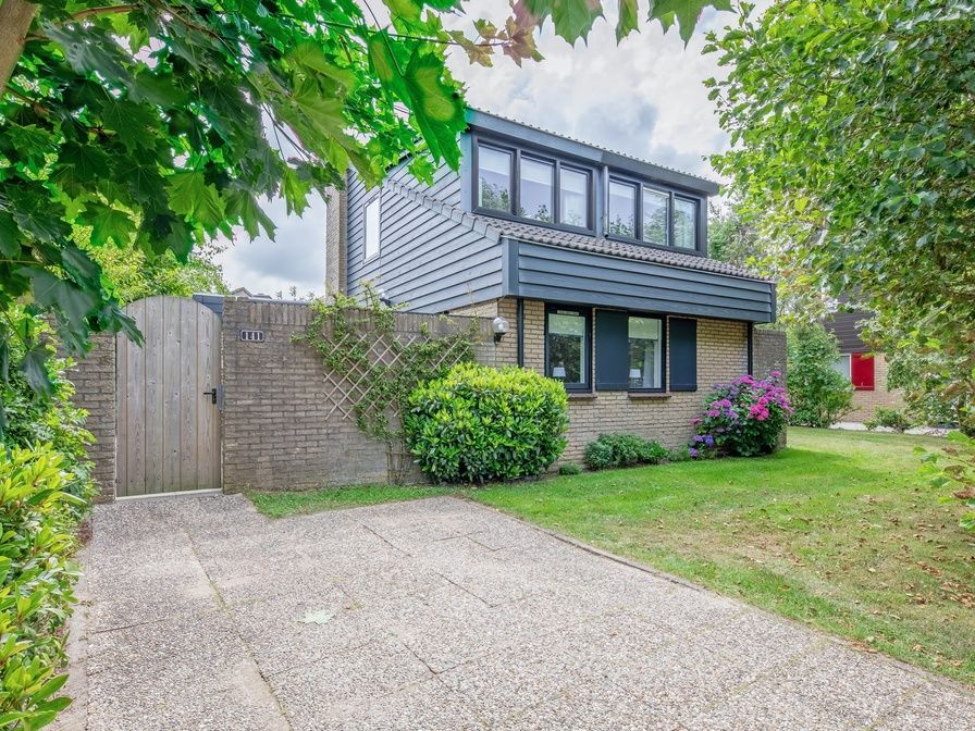 Vakantiehuis A 141 in De Cocksdorp, Texel, biedt een charmante buitenruimte met groene tuin en uitnodigend terras voor ontspanning op de Waddeneilanden.