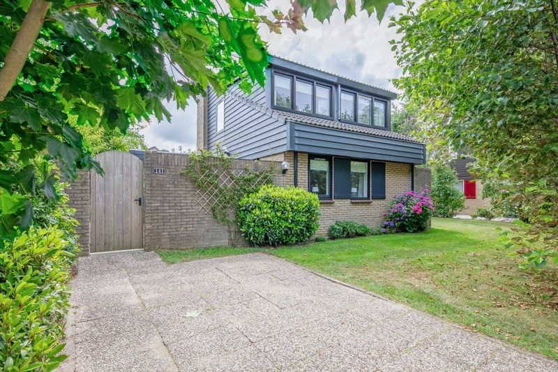 Vakantiehuis A 141 in De Cocksdorp, Texel biedt een serene tuin en uitnodigende entree, ideaal voor een ontspannen verblijf op de Waddeneilanden.