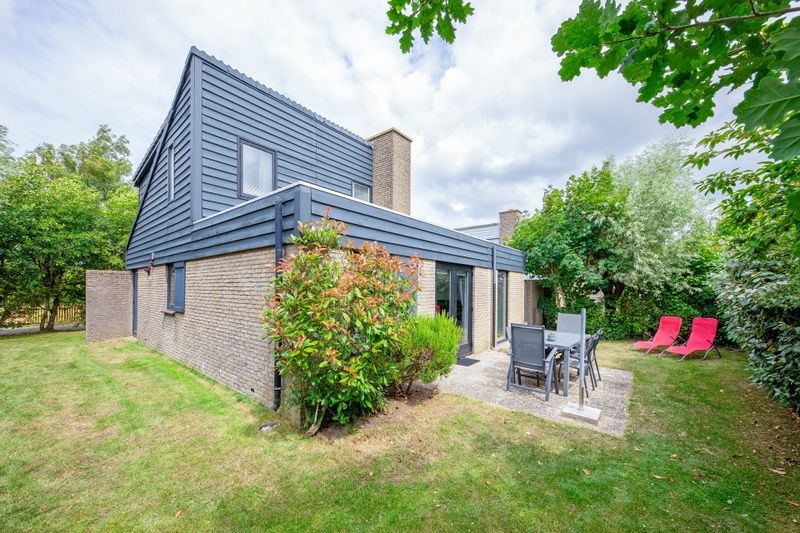 Vakantiehuis A 141 in De Cocksdorp, Texel, biedt een gezellige tuin met terras en ligstoelen, ideaal voor ontspanning op de Waddeneilanden.