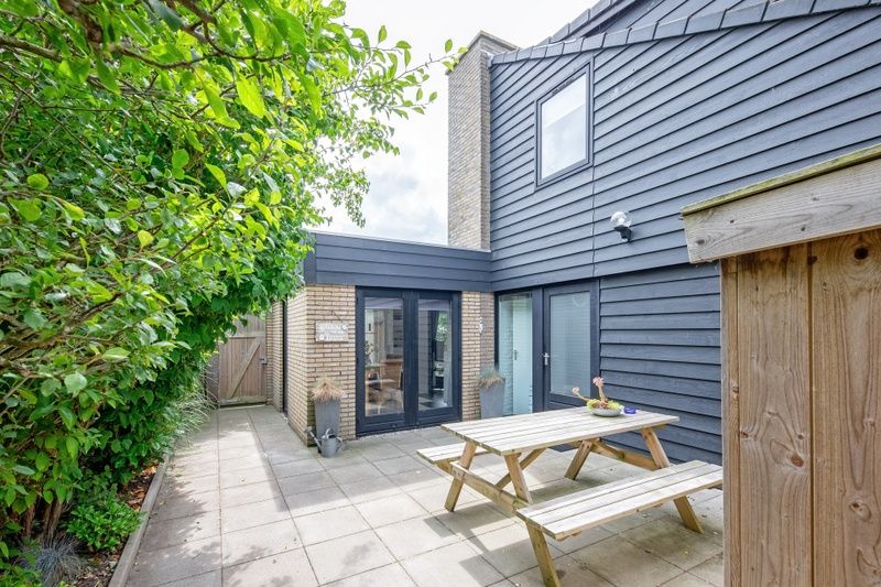 Geniet van de zonnige patio bij Vakantiehuis A 141 in De Cocksdorp, Texel. Ontspan buiten in deze prachtige vakantiewoning op de Waddeneilanden.