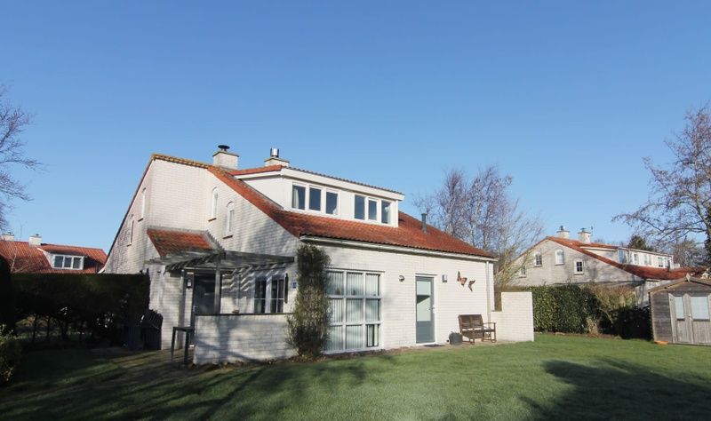 Vakantiehuis D 734 in De Cocksdorp, Texel, met ruime tuin en terras, ideaal voor een ontspannen verblijf op de Waddeneilanden.