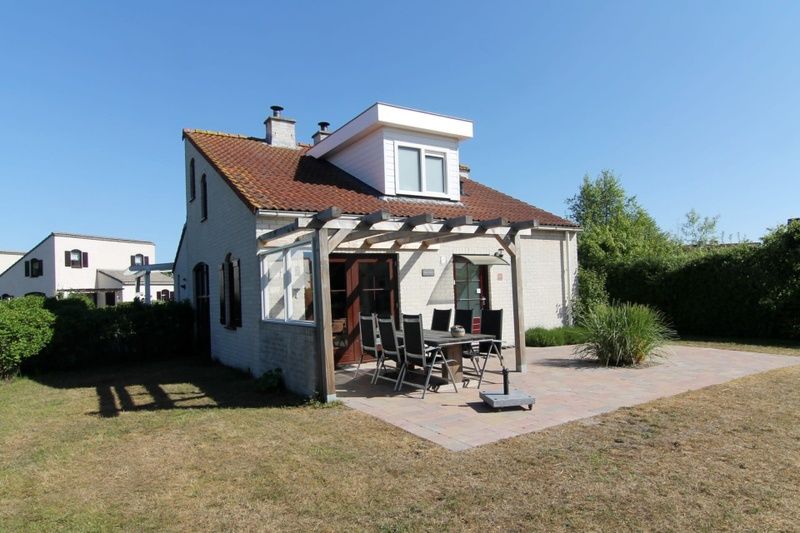Ferienhaus D 401 in De Cocksdorp, Texel mit sonniger Terrasse und gruener Umgebung, ideal fuer Entspannung auf den Watteninseln.