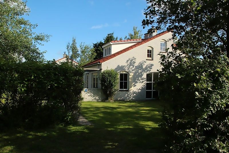 Vakantiehuis D 720 in De Cocksdorp, Texel, omgeven door groene natuur en rustieke charme, ideaal voor een ontspannen verblijf op de Waddeneilanden.