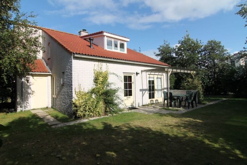 Vakantiehuis D 720 in De Cocksdorp, Texel, met zonnig terras en groene tuin, ideaal voor een ontspannen verblijf op de Waddeneilanden.