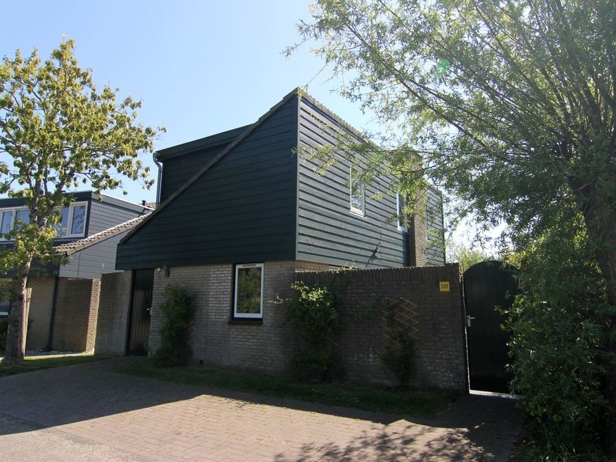 Vakantiehuis A 287 in De Cocksdorp, Texel biedt een charmante buitenkant omringd door natuur, ideaal voor een ontspannen verblijf op de Waddeneilanden.