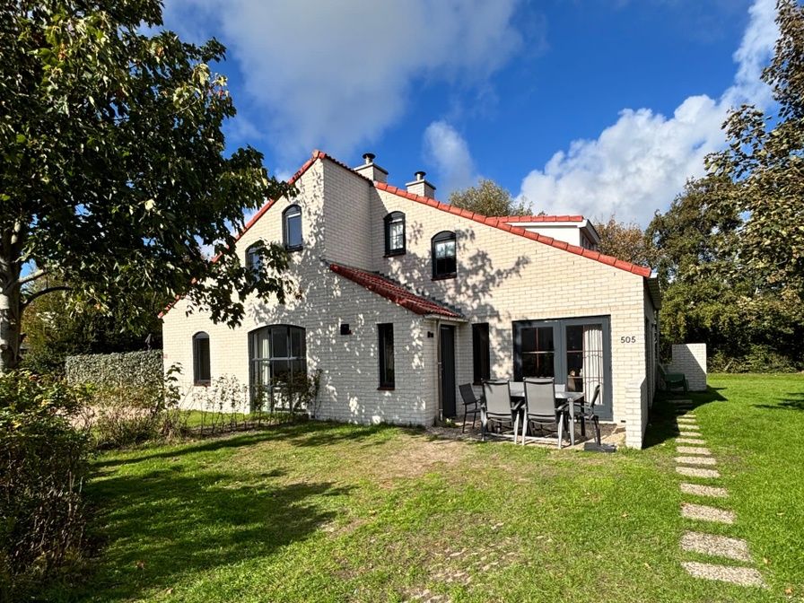 Vakantiehuis D 505 in De Cocksdorp, Texel, biedt een uitnodigend terras in een groene omgeving op de Waddeneilanden.