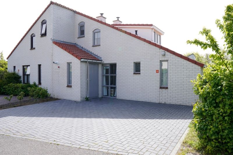 Das Ferienhaus D 439 in De Cocksdorp auf Texel besticht durch einen einladenden Eingangsbereich, moderne Architektur und einen grossen Parkplatz.