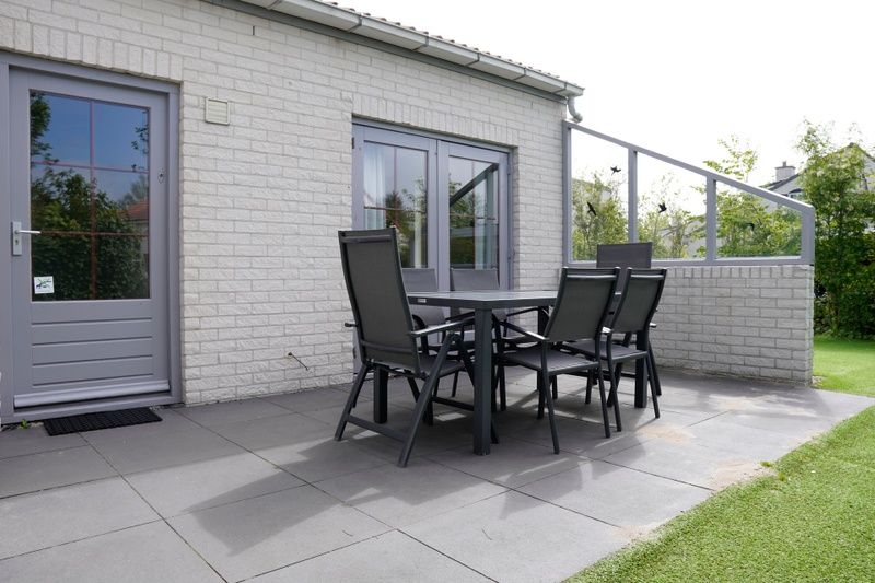 Geniessen Sie die Terrasse des Ferienhauses D 439 in De Cocksdorp, Texel. Entspannen Sie sich in dieser ruhigen Ferienunterkunft auf den Watteninseln.